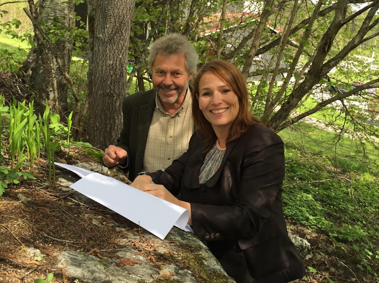 Leder i Regnskogfondet Lars Løvold og leder for Handel og Kontor, Trine Lise Sundnes signerer en kontrakt.