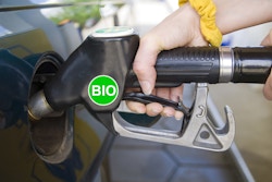 Nærbilde av en biodieselpumpe som fyller biodrivstoff på en bil.