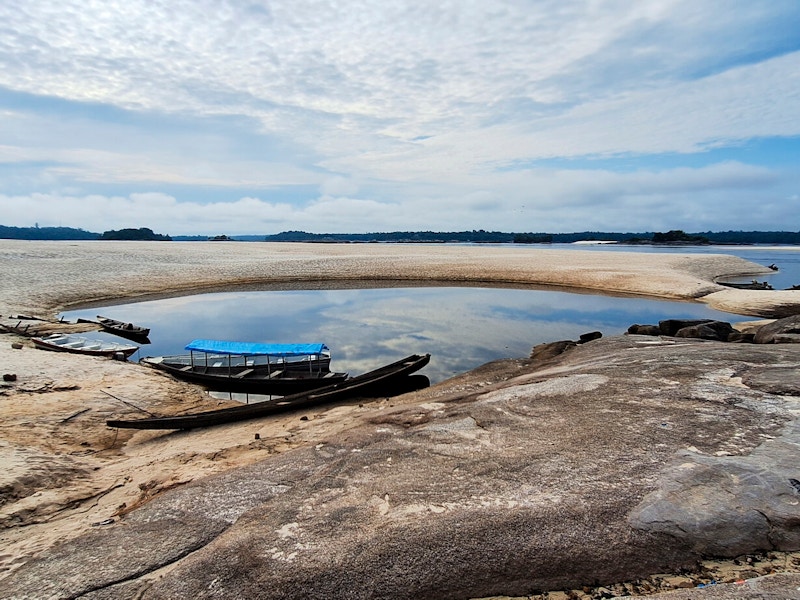 Inntørket elvebunn. Rio Negro elven i brasiliansk Amazonas